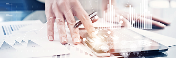 Nahaufnahme einer Hand, die einen Stift hält und ein Tablett bedient, auf dem ein Bild mit Analysedaten eingeblendet ist.